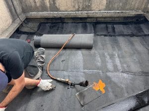 Rénovation complète d'une toiture terrasse à Rambouillet (78) – Étanchéité, carrelage grand format, ravalement et nettoyage avec Renov & Vous