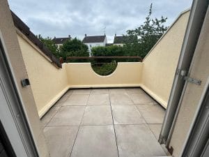 Rénovation complète d'une toiture terrasse à Rambouillet (78) – Étanchéité, carrelage grand format, ravalement et nettoyage avec Renov & Vous
