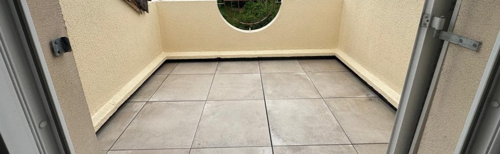 Rénovation complète d'une toiture terrasse à Rambouillet (78) – Étanchéité, carrelage grand format et ravalement avec Renov & Vous