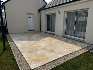 Chantier à Jouy-le-Potier (45) : Pose de crédence carrelée et sol en travertin opus