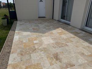 Chantier à Jouy-le-Potier (45) : Pose de crédence carrelée et sol en travertin opus