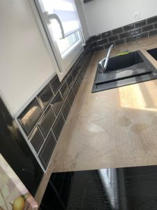 Chantier à Jouy-le-Potier (45) : Pose de crédence carrelée et sol en travertin opus