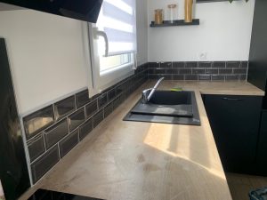 Chantier à Jouy-le-Potier (45) : Pose de crédence carrelée et sol en travertin opus