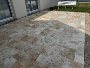 Chantier à Jouy-le-Potier (45) : Pose de crédence carrelée et sol en travertin opus