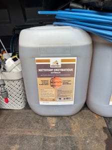 Nettoyage de toiture à Rouen (76) – Intervention Renov & Vous avec pulvérisation enzymatique et contrôle par drone