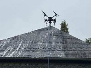 Nettoyage de toiture à Rouen (76) – Intervention Renov & Vous avec pulvérisation enzymatique et contrôle par drone