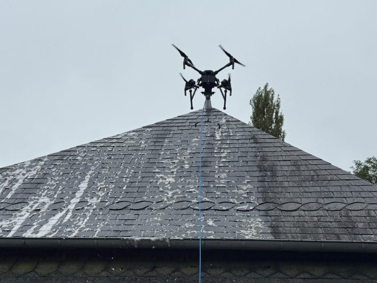 Nettoyage de toiture à Rouen (76) – Intervention Renov & Vous avec pulvérisation enzymatique et contrôle par drone