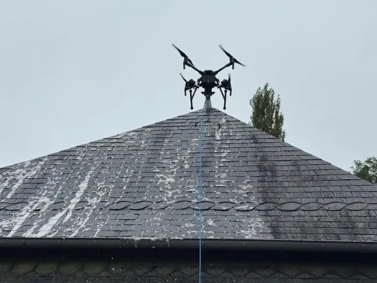 Nettoyage de toiture à Rouen (76) – Intervention Renov & Vous avec pulvérisation enzymatique et contrôle par drone